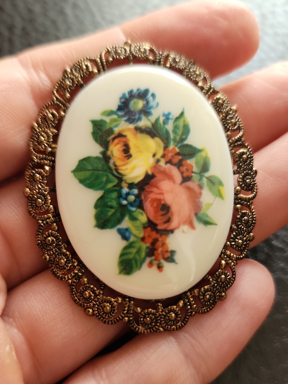 VTG Floral Glass Cameo Brooch - Gold-Tone Frame with Yellow & Pink Roses